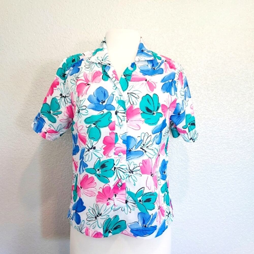 ⭐️5/$20 Vintage Floral Pastel Button Blouse